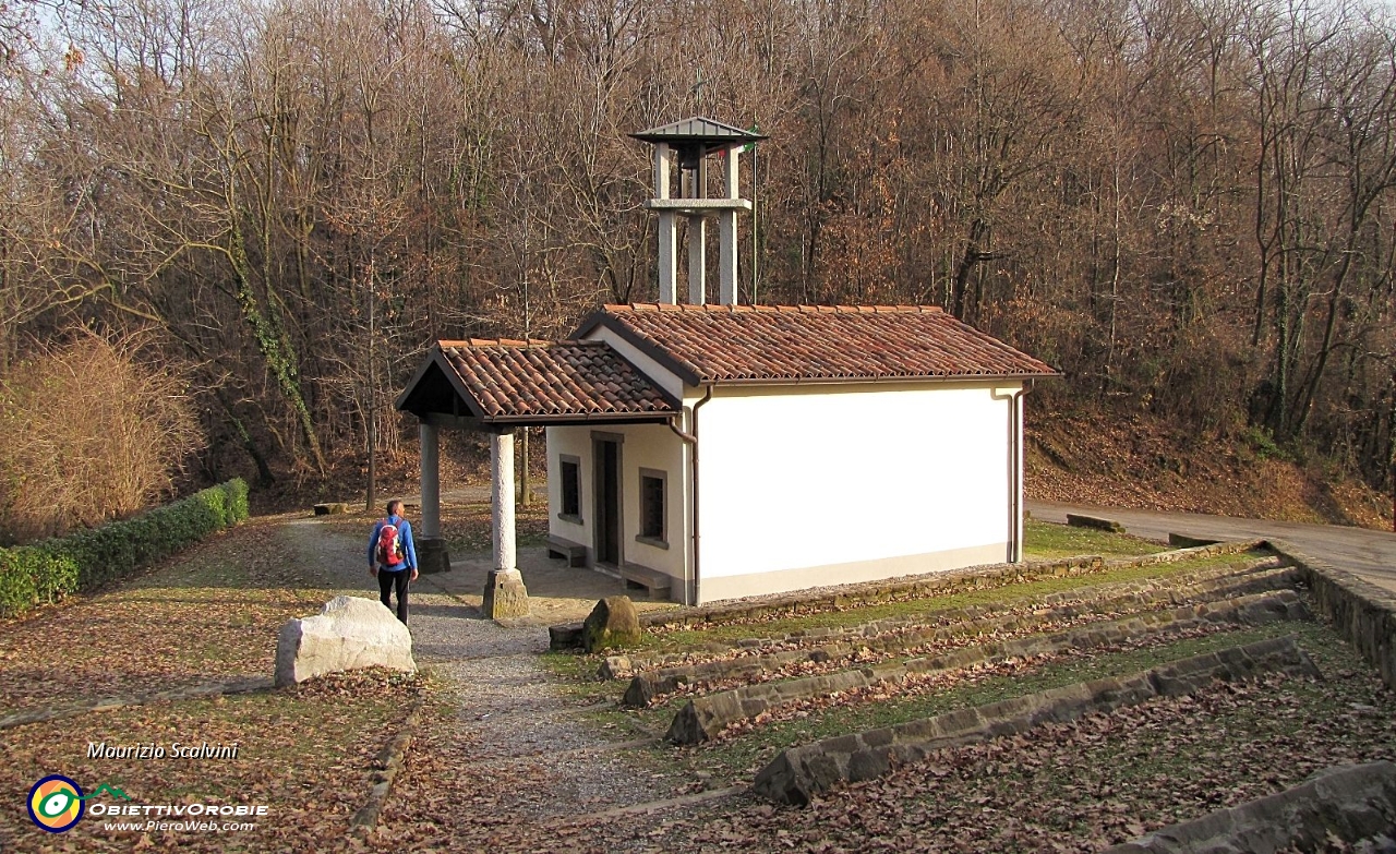 70 Rieccomi alla chiesetta degli alpini, prendo la mulattiera che conduce alla chiesa di Mapello....JPG